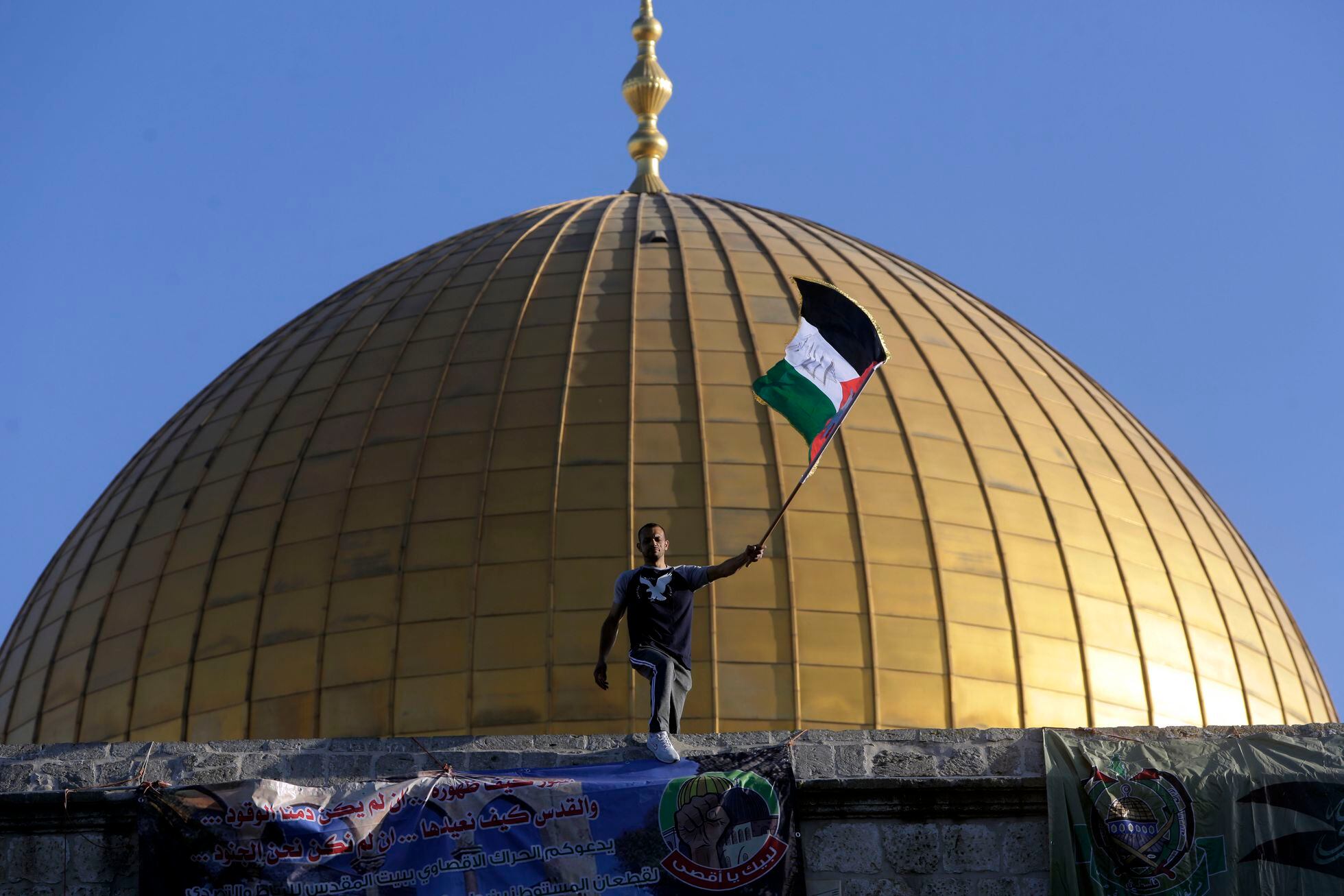 Un hombre ondea la bandera de Palestina en Al Aqsa, Jerusalén, durante las celebraciones del Eid al-Fitr, este jueves.