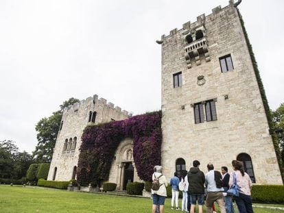 Un grupo de turistas realiza una de las visitas guiadas al Pazo de Meirás, en Sada (Coruña).