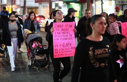 Familiares de las víctimas de meningitis marchan para exigir justicia, en Durango, el 25 de noviembre de 2022.