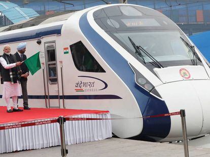 El primer ministro indio, Narendra Modi, inaugura el nuevo tren de alta velocidad.
