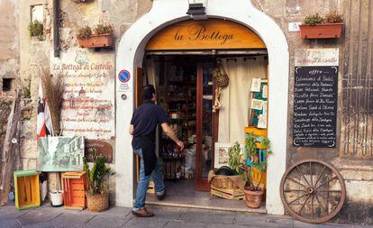 Un tienda de comida en la ciudad de Cagliari, en Cerdeña.