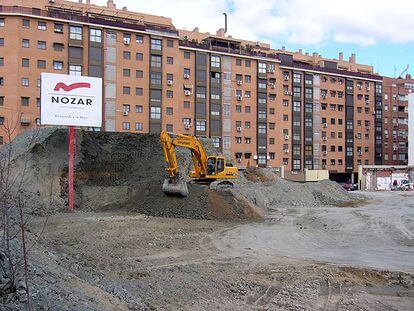 Cartel de Nozar ante las obras de soterramiento de la M-30, en Madrid.
