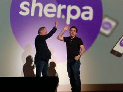 Xabier Uribe-Etxebarria anuncia la tecnolog&iacute;a Sherpa Next en Bilbao, arropado por el que fuera CEO de Apple, John Sculley.