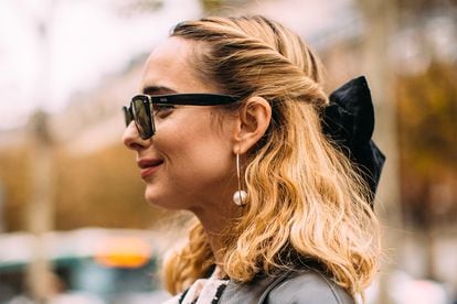 Una variante es sustituir el pañuelo por un gran lazo de terciopelo. Sirva también esta imagen como inspiración para probar enrollar una bandana pequeña en un semirecogido como este. Cortesía de la italiana Candela Pelizza.