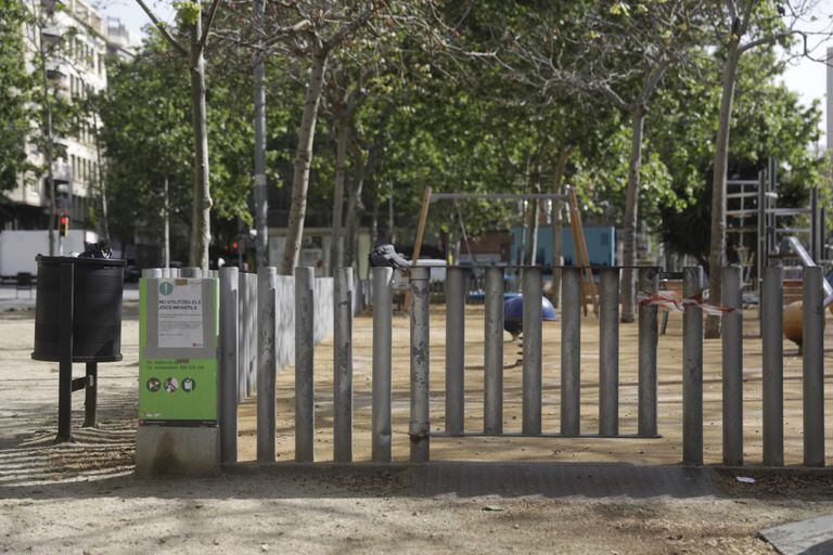 Un parque infantil de Barcelona, vacío este viernes por la mañana.