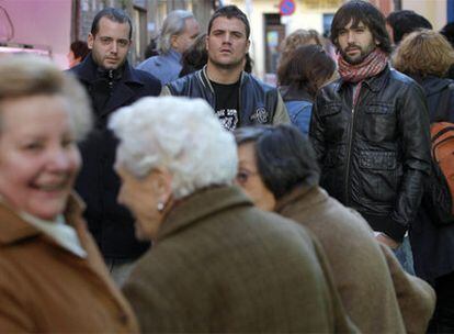 Los componentes de El Canto del Loco, fotografiados en el centro de Madrid.