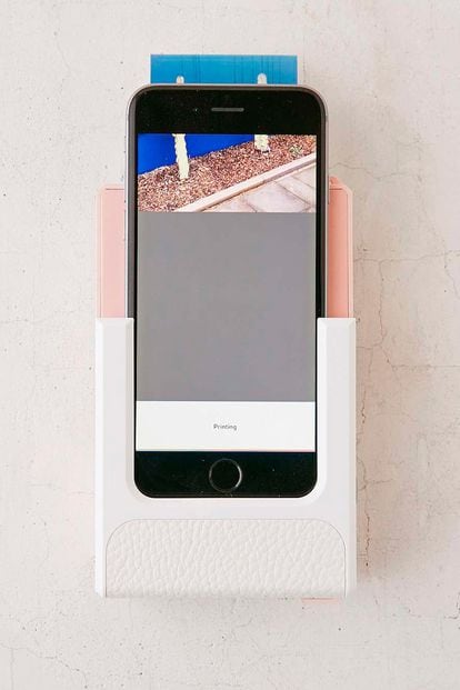 Impresora rosa para imprimir fotos directamente desde el móvil. Disponible en Urban Outfiters por 185 euros.