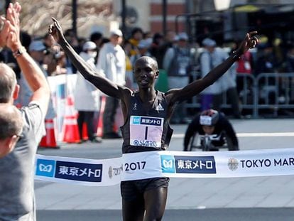 Kipsnag cruza la meta del maratón de Tokyo en 2017.