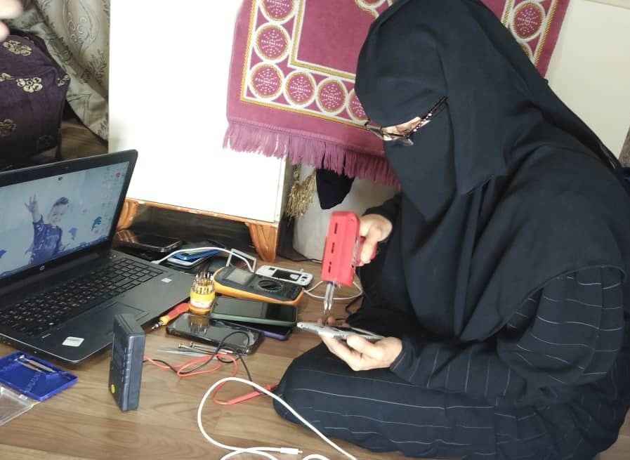 Las mujeres yemeníes que se convierten en reparadoras de móviles para frenar la ‘sextorsión’