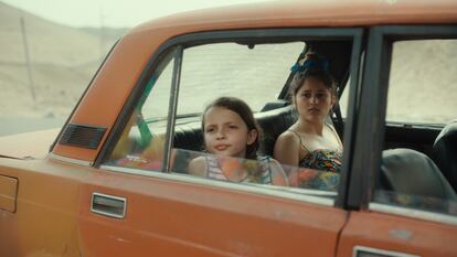 Abril Gjurinovic y Luana Vega en 'Reinas', de Klaudia Reynicke.