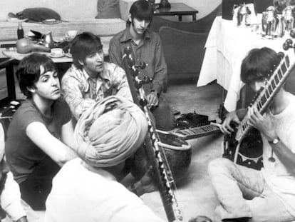 Paul McCartney, John Lennon y Ringo Starr observan a George Harrison mientras toca el sitar durante una visita a la India en 1968.