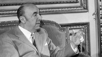 Pablo Neruda en una rueda de prensa en la Embajada de Chile, en 1971.