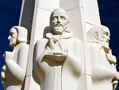 Newton, Kepler y Galilei en el monumento del parque y observatorio Griffith en Los Ángeles, California.