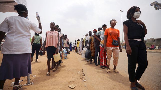 Colas para medir la temperatura en Abuja (Nigeria), el pasado 30 de marzo.