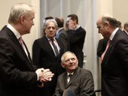 El ministro de Econom&iacute;a, Luis de Guindos, conversa en la cumbre del eurogrupo de Atenas, con su hom&oacute;logo alem&aacute;n Wolfgang Schaeuble, y el comisario europeo de asuntos monetarios, Olli Rehn (izda.).
