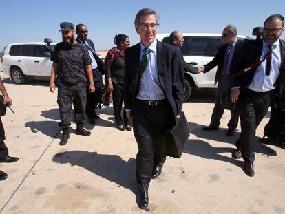 Bernardino Le&oacute;n en el aeropuerto de Misrata, Libia