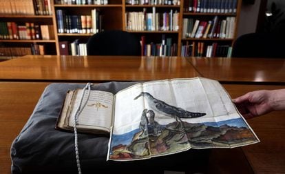 El manuscrito 'Producciones y aves marítimas...', de Antonio de Recondo, en una sala de la Biblioteca Nacional.