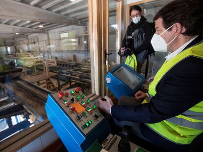 Alfonso Fernández Mañueco durante una visita a una empresa maderera en Soria, este miércoles.