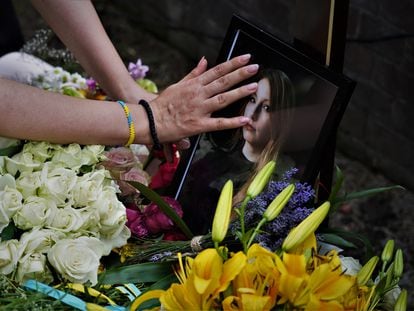 Retrato de la escritora Victoria Amelina colocado sobre su tumba durante su entierro tras morir a consecuencia del bombardeo ruso llevado a cabo contra un restaurante de Kramatorsk el 27 de junio.