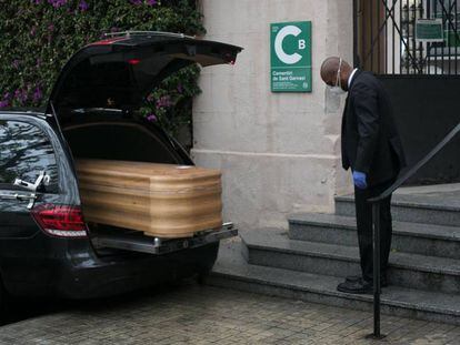 Enterrament a porta tancada, a causa del coronavirus, en el cementeri de Sant Gervasi de Barcelona, el 24 de març.