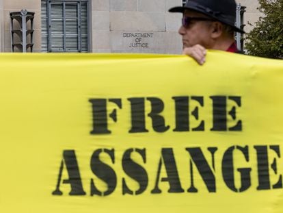 Manifestantes a favor de Julian Assange ante el Departamento de Justicia de EE UU, en Washington DC, el 8 de octubre de 2022.