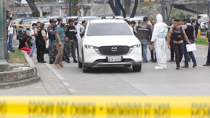 Policías investigan el vehículo con impactos de bala en el que se encontraba el fiscal César Suárez al ser asesinado, hoy en una zona al norte de Guayaquil.