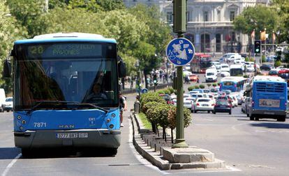 Autobuses de la EMT circulando por la calle Alcalá de Madrid.