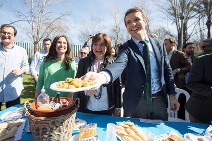 El candidat del PP s'ha reunit amb els responsables d'una guarderia infantil i ha compartit un menjar amb militants a Castelló.