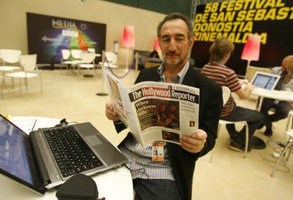 Un periodista leyendo el trade magazine The Hollywood Reporter ayer en una de las salas del Kursaal.