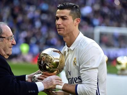 Gento entrega el Balón de Oro a Cristiano.