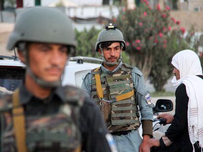 Militares afganos en un control de carretera en las afueras de Kandahar este lunes.