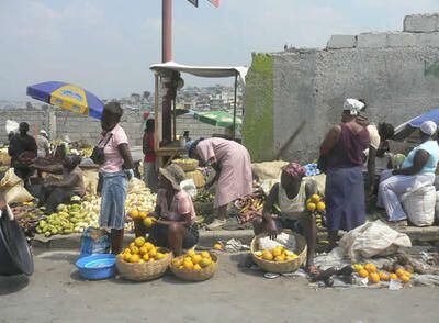Mercado ambulante de fruta en Haití. Los haitianos intentan subsistir a partir del pequeño comercio