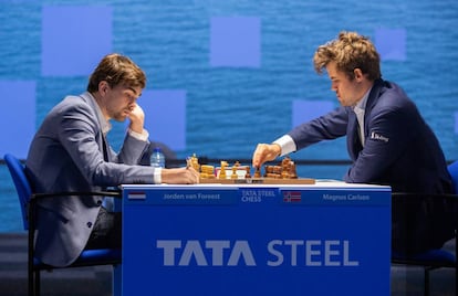 Jordan Van Foreest y Carlsen, durante su partida de hoy
