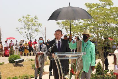 Discurso del embajador de Francia en Madagascar, Christophe Bouchard, en noviembre de 2020, durante el acto de entrega a Madagascar de la corona de la reina Ranavalona III, que anteriormente se encontraba en el Museo del Ejército de París.