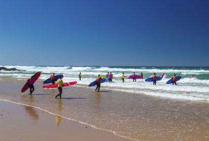 Curso de surf en la playa del Guincho, en Portugal.