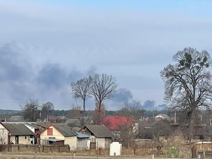 Columna de humo negro en la zona atacada por Rusia este domingo, junto a la frontera con Polonia.