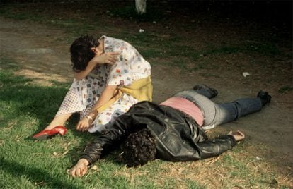 Una mujer llora al lado del cuerpo de su novio quien fue apuñalado por ladrones en el Parque de Chapultepec, en Ciudad de México, 1995.