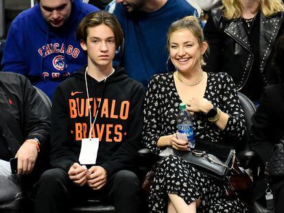 Kate Hudson y su hijo Ryder Robinson durante un partido de baloncesto en Los Ángeles.