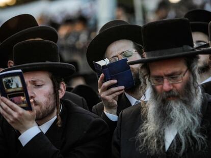 Judíos ultraortodoxos rezan en la tumba del rabino Shimon Bar Yochai en el monte Meron.