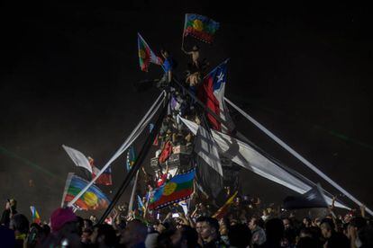 Miles de personas protestan en la plaza Italia.