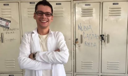 El profesor Luis Miguel Berm&uacute;dez, en el colegio Gerado Paredes, en Bogot&aacute;.