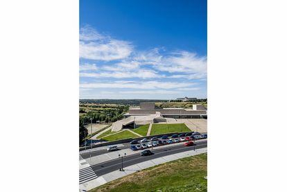 Lienzo Norte, un palacio de congresos con auditorio obra del arquitecto Patxi Mangado, que dialoga con la muralla.