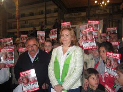 Esther Chaves, portavoz de la familia de Ruth y José, durante una concentración convocada en Córdoba.
