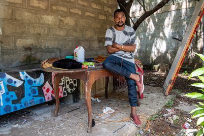 El artista tanzano Jocktan Cosmas Malule, más conocido como Makeke, utiliza su moda como arma contra las influencias de Occidente en África.