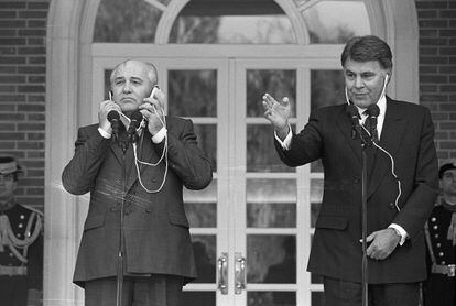 Mijaíl Gorbachov y Felipe González, en una rueda de prensa en La Moncloa, donde se reunieron el 30 de octubre de 1991 con motivo de la Conferencia de Paz sobre Oriente Próximo en Madrid.