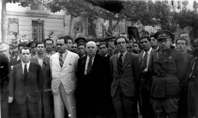 Vicente Uribe, Juan Negrín, Indalecio Prieto, Jesús Hernández y el general Vicente Rojo en el acto de despedida, en Barcelona, de las Brigadas Internacionales (1938).