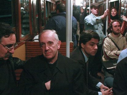 Jorge Bergoglio, en el metro de Buenos Aires