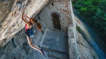 Laura Rogora en La vía Erebor, 9 b/+.