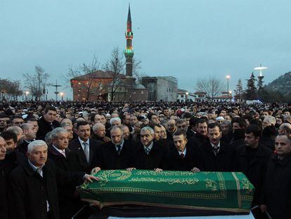 El féretro de Necmettin Erbakan, ex primer ministro de Turquía, en el cementerio de Merkez Efendi.