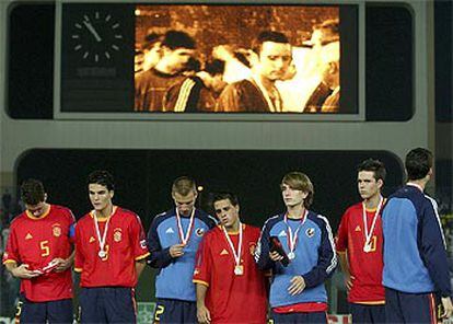 El equipo de José Armando Ufarte, desolado con las medallas del subcampeón en la ceremonia final.